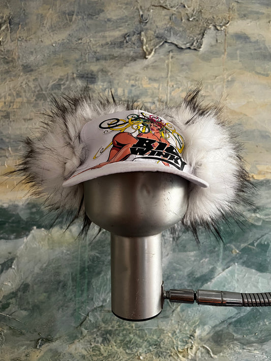 THE WHITE BIG CAP