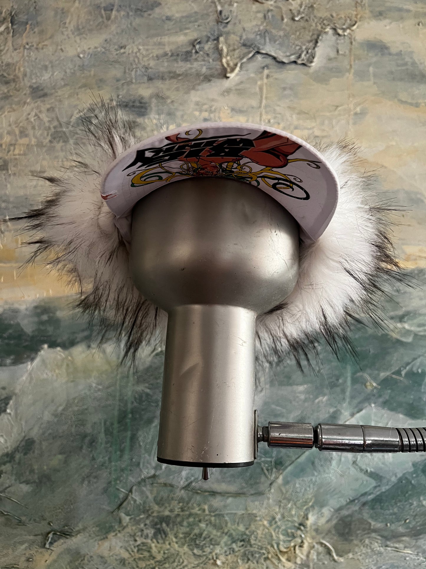 THE WHITE BIG CAP